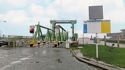 Picture of the old ferry pier at the Geeste estuary in Bremerhaven with the barrier closed